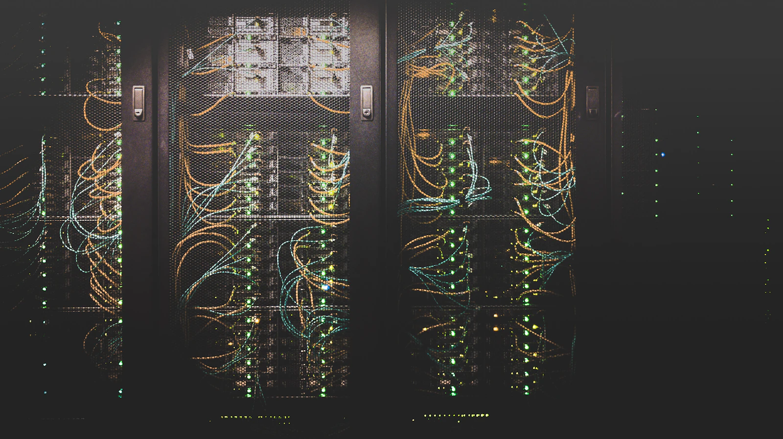 Corredor de data center com servidores em operação e iluminação de estado ativo