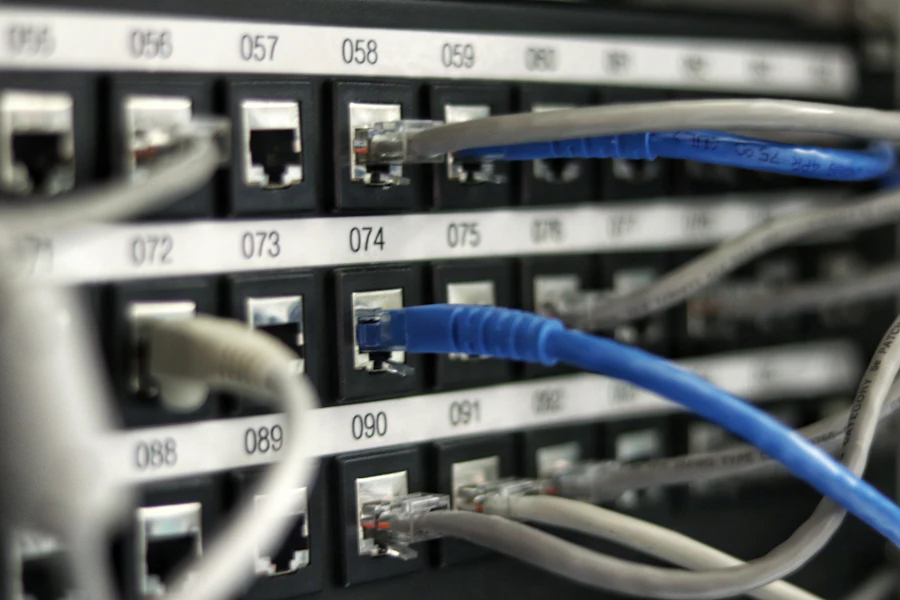 Painel de cabos de rede coloridos organizados em rack de infraestrutura